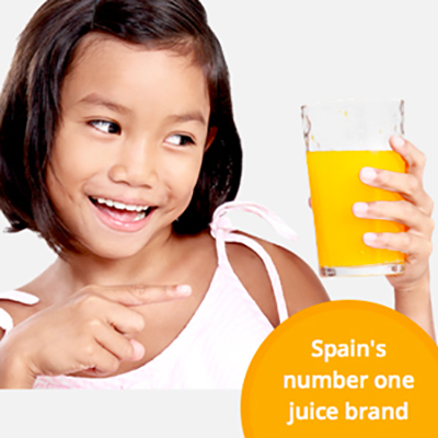 Niña con zumo de naranja